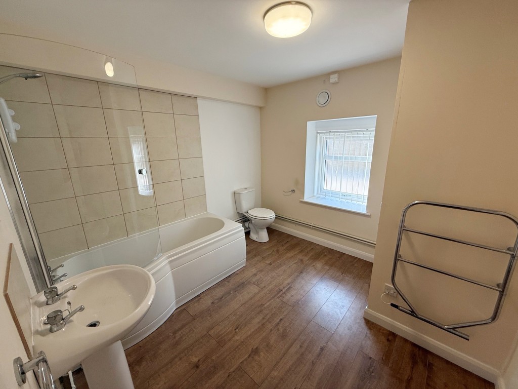 Lot: 194 - VACANT FREEHOLD TOWNHOUSE WITH PARKING - Ground Floor Bathroom with shower over bath